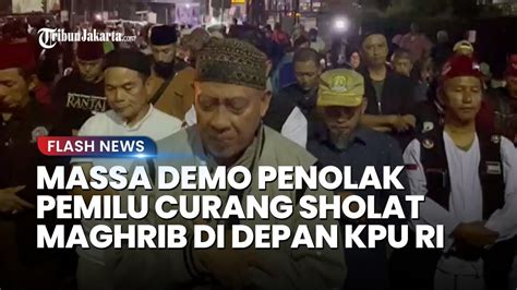 Massa Demo Tolak Pemilu Curang Shalat Magrib Berjamaah Di Depan KPU RI