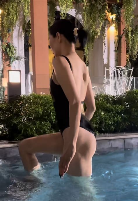 Lệ Quyên diện bikini khoét sâu khoe body siêu thực Saostar vn