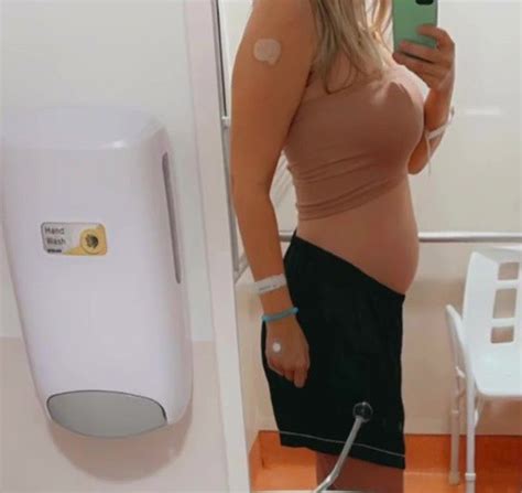 Mặc bikini khoe bầu tháng mẹ bị trêu vì bụng phẳng lì hôm sau đẻ luôn con kg