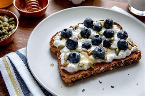 Tostada de crema de cacahuate queso y arándano de 199 1 Kcal Receta