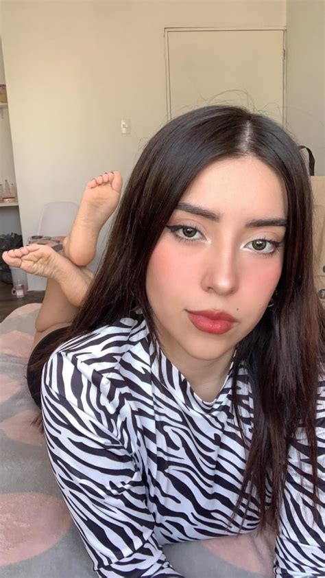 Sexy Feet Of A Hot Babe FeetPlaza