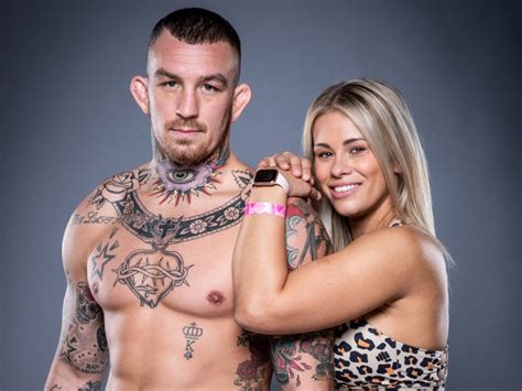 Mỹ nhân UFC chụp ảnh nóng cùng chồng nữ ring girl mặc bikini giữa tuyết