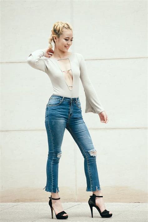 Hot girl MisThy chỉ cách diện áo xẻ sâu khoe vòng một sexy hút mắt