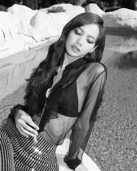 Pin by ⁷ on 𝙱𝚕𝚊𝚌𝚔 𝙿𝚒𝚗𝚔 Dance poses Korean fashion Lisa blackpink hot photoshoot