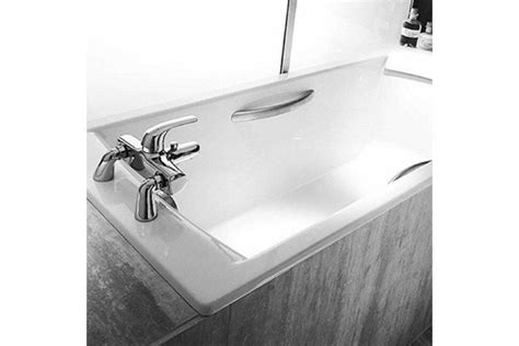 Ванна с отверстием под смеситель, ванная со смесителем на борту (фото)