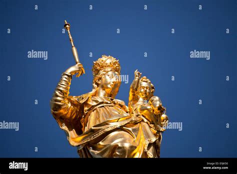 Estatua Dorada De La Virgen Mar A Mariensaeule Columna Mariana En La