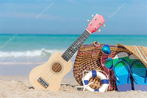 Viaje De Verano Bikini Y Chanclas Sombrero Ukelele Y Bolsa Cerca De La Silla De Playa En La