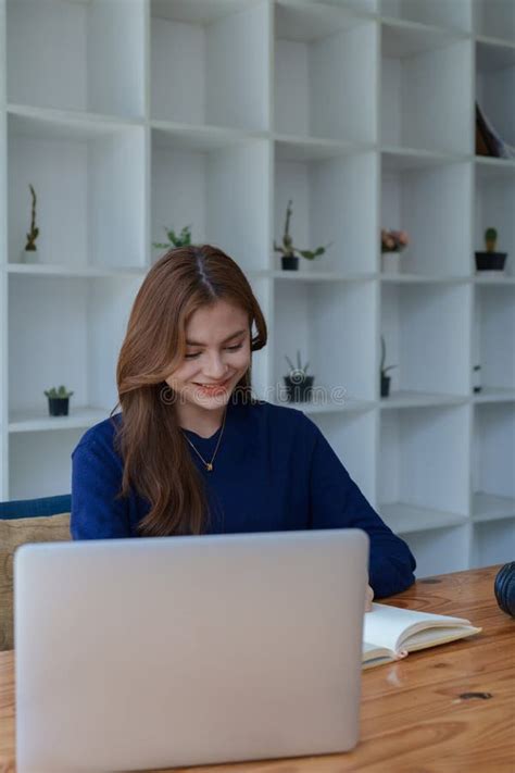 Feliz Estudiante Universitaria Latina Mirando La Clase De Aprendizaje A Distancia En L Nea En El