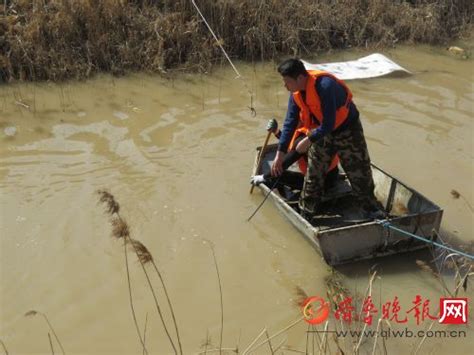 济南一村民骑车不慎坠河 消防官兵赶到将其救上凤凰资讯