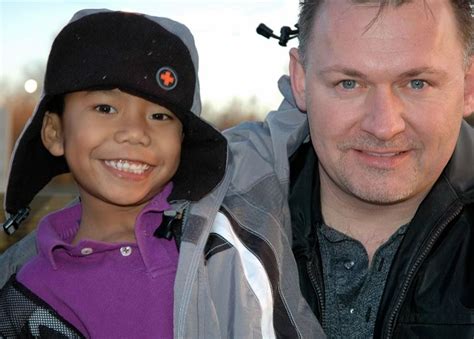 Un P Re C Libataire Gay A Adopt Un Enfant Malade Et Il La Aid Devenir Champion Olympique