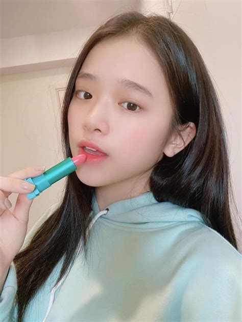 Hot girl Linh Ka khoe mặt mộc đôi mắt nhỏ xíu nhưng lại xinh hơn cả khi tô son phấn