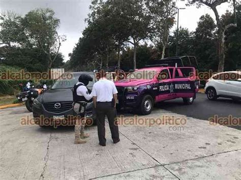 Choca patrulla de la Policía Municipal de Xalapa con camioneta