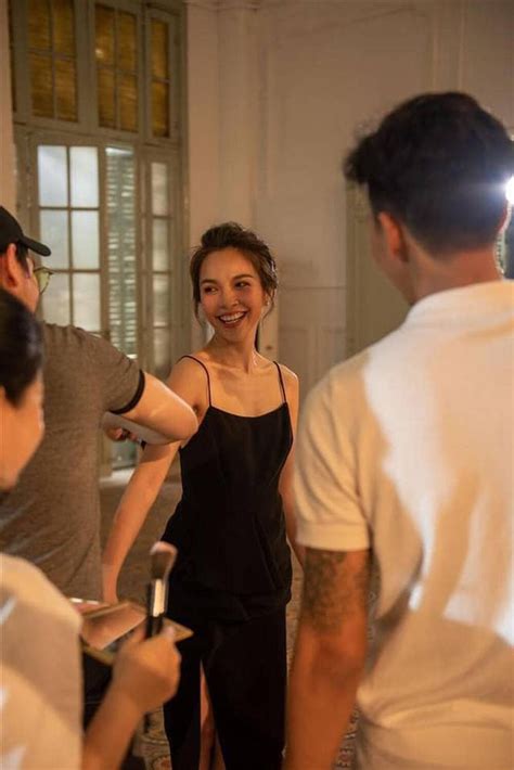 H T B N Nude Hi N Th C Di N O Khoe Ch N Ng C T O B O