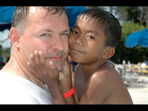 No Le Dejaban Ser Padre Por Ser Gay Y Adopt A Un Ni O Enfermo De Camboya Que Hoy Es Campe N