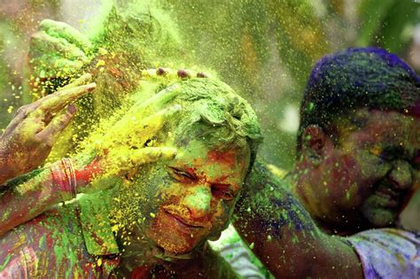 Ap Photos Hindus Celebrate Holi In Burst Of Color