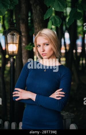 L Gante Femme Blonde Nue Devant Le Miroir Photo Stock Alamy