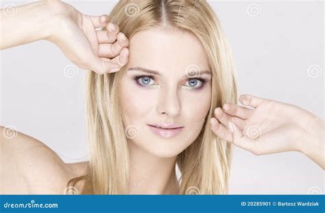 Jonge Mooie Vrouw Met Mooie Blonde Haren Stock Afbeelding Image Of Portret Gezond