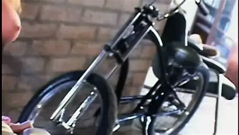 Sexy latina lutscht einen glücklichen hengst sobald er fertig ist mit ihren titten zu spielen