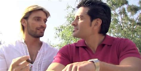 Está de volta a novela mexicana que o SBT dublou casal gay como se fosse dois amigos héteros