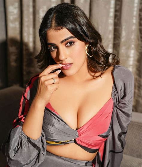 Pic Talk Mesmerizing Hot Beauty Kavya Thapar