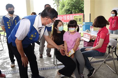 南投縣政府 Nantou County Government 林縣長至光復國小關心學童施打疫苗情形