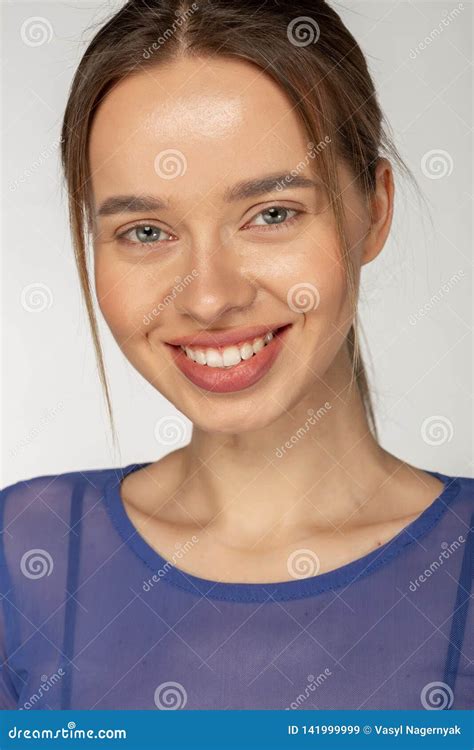 Portrait De La Jeune Belle Fille Gaie Mignonne Souriant La Cam Ra