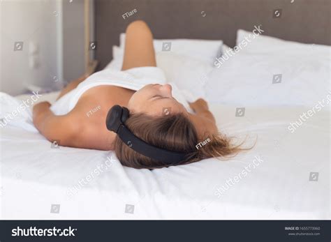 Beautiful Naked Woman Headphones Listening Music Stock Photo 1655773960 Shutterstock