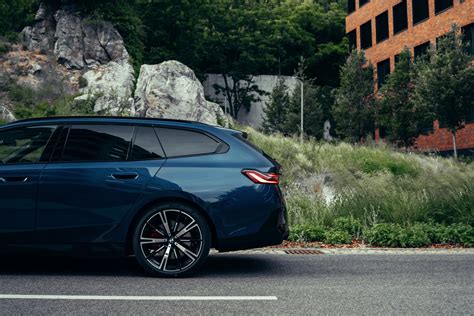 BMW 5er Touring: Fotos zeigen 520d G61 M Pro in Phytonic Blue