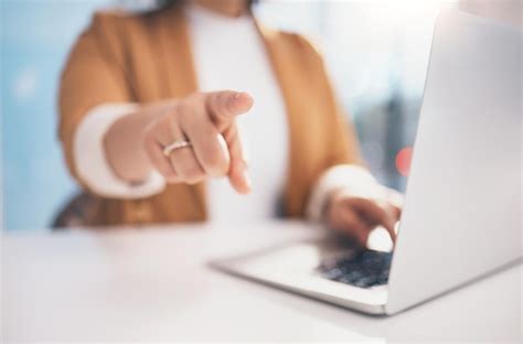 Señalar con la mano y una computadora portátil en la oficina con una