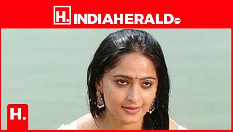 Anushka Shetty Hot Saree Pics