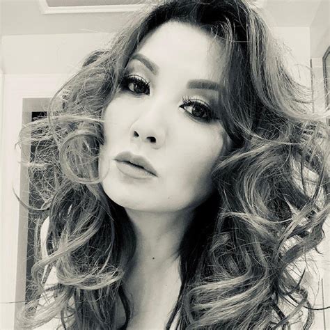 Vợ cũ Bằng Kiều gây sốt vì khoe ảnh bán nude nóng bỏng vào dịp sinh nhật