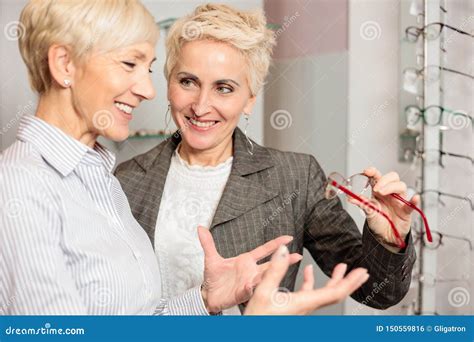 Due Donne Mature Che Comperano E Che Scelgono Gli Occhiali Di Prescrizione Fotografia Stock