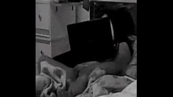 Esposa tímida atrapada masturbándose en cámara oculta XVIDEOS