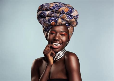 Mulher Negra Feliz Na Moda Turbante Africana E Beleza Maquiagem