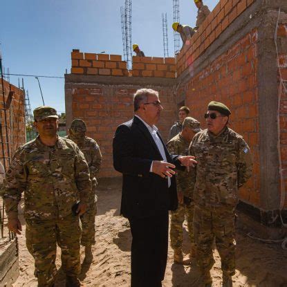 El Gobernador Inspeccion El Avance De Obra De Las Viviendas Para El