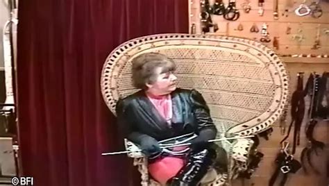 Milf Bondage Und Latexkleidung Fick Einen Mann Der Bezahlt Hat Um Seinen Arsch Zu Ficken