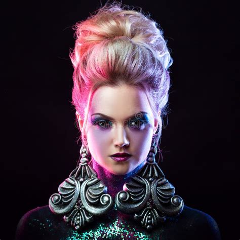 Jeune Fille Blonde Attirante Dans L Art Maquillage Lumineux Hauts Cheveux Peinture De Corps