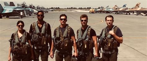 does tom cruise know how to fly a fighter jet