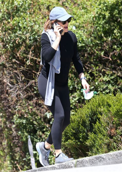 Jennifer Garner - Walking Alone and Serious Chat on Her Cell Phone in ...