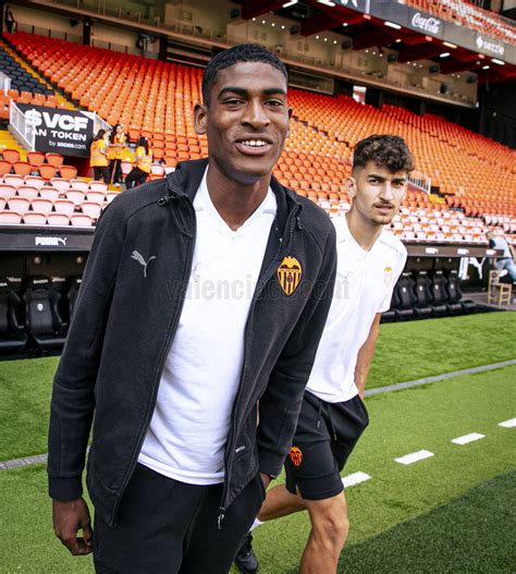 Nuestros jugadores ya están en #Mestalla 🏟️🙌 - Valencia CF