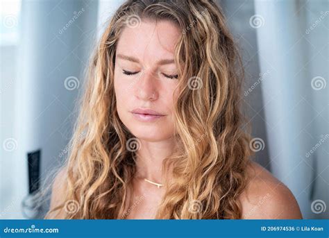 Retrato De Una Joven Rubia En Bikini Con Tablas De Surf Blancas En El Fondo Foto De Archivo
