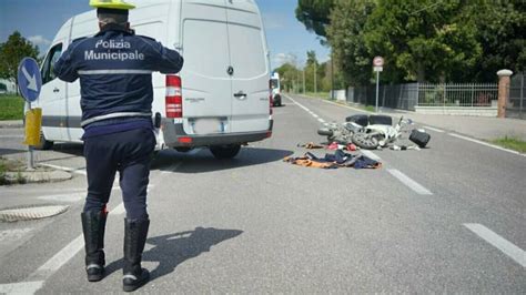 Ravenna Incidente Tra Uno Scooter E Un Furgone Ferito Enne