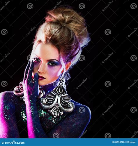 Jeune Fille Blonde Attirante Dans L Art Maquillage Lumineux Hauts Cheveux Peinture De Corps
