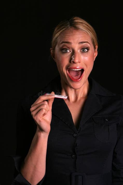 Eine Attraktive Junge Blonde Frau Wird Entsetzt Um Zu Denken Dass Sie Schwanger Ist Stockbild