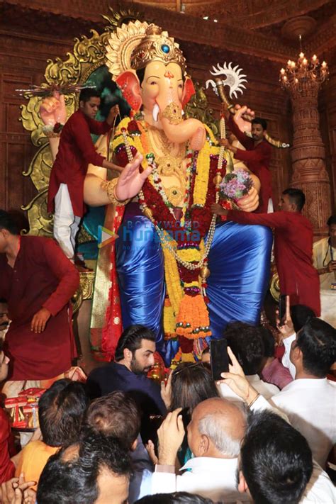 Photos Ranbir Kapoor and Ayan Mukerji snapped at Lalbaugcha Raja (7 ...