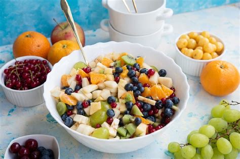 Фруктовый салат с йогуртом - Салатово - пошаговый рецепт