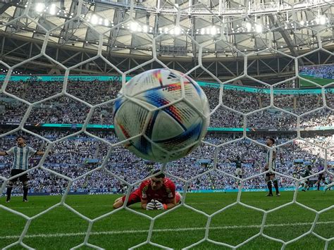 Dibu Martínez: "La ansiedad y la forma de jugar del rival nos dieron un