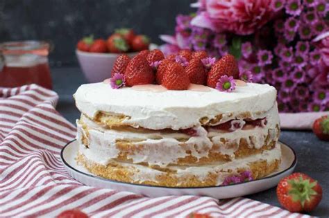 Semi Naked Cake mit Erdbeeren Sommer auf dem Kuchenteller Fräulein Meer backt