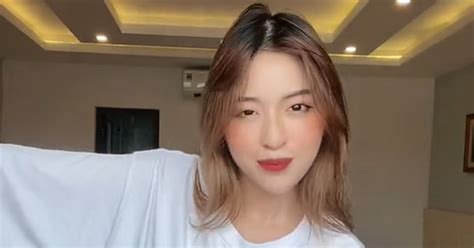 Hot girl trứng rán bắt trend TikTok nhưng netizen chú ý nhất là không gian ở khu cách ly