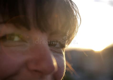 Jonge Brunette Meid Met Een Plattegrond Van Het Dorp Staat Op De Rondweg Van De Heuvel Stock